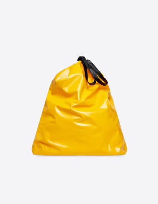 Ο οίκος Balenciaga, η «τσάντα σκουπιδιών» και η συζήτηση που προκλήθηκε γύρω από αυτήν