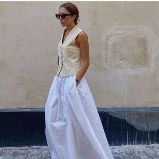 Λευκή maxi φούστα: 5 combos για αέρινη κίνηση και στιλ