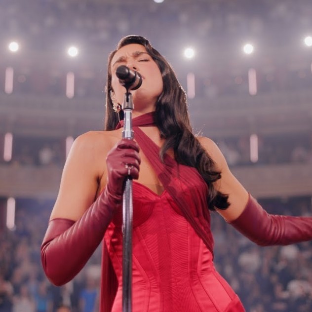 Η Dua Lipa ερμηνεύσει live το 'Training Season' στο Royal Albert Hall