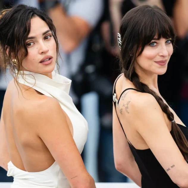 Dakota Johnson και Adria Arjona αποκαλύπτουν τη δική τους Γαλλία