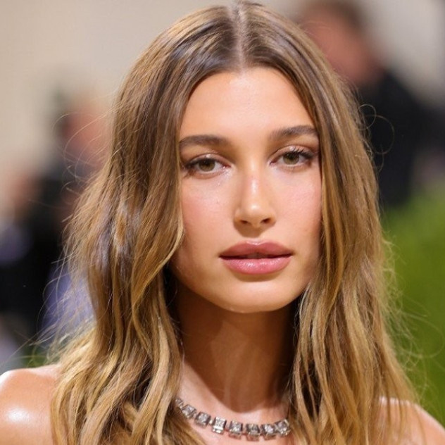 Το ελληνικό νησί που επέλεξε η Hailey Bieber για τη νέα καμπάνια της Rhode