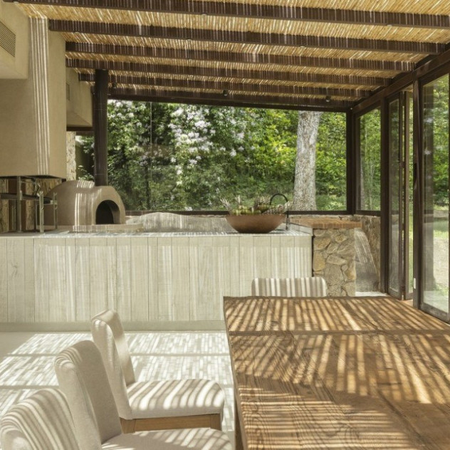 Μια nature-inspired κατοικία στη Βραζιλία γίνεται «ένα» με το καταπράσινο τοπίο γύρω της