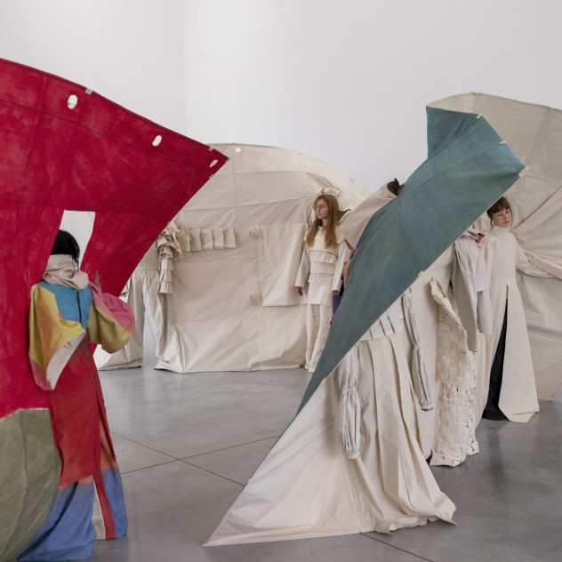 Το New Museum και το Ίδρυμα ΔΕΣΤΕ σε συνεργασία με το Μουσείο Μπενάκη παρουσιάζουν την έκθεση 'In a Bright Green Field'