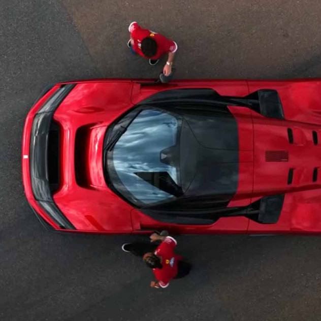 Charles Leclerc & Lewis Hamilton οδηγούν το νέο supercar της Ferrari 