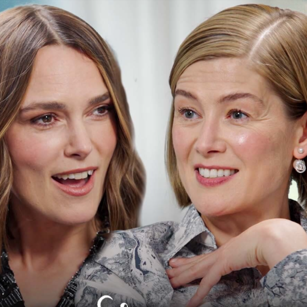 Keira Knightley και Rosamund Pike σε μία συζήτηση για την θρυλική ταινία 'Pride & Prejudice'