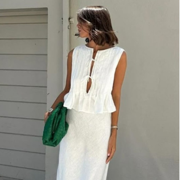 Η λευκή φούστα είναι το μόνο fashion design που χρειάζεται η travel bag σας