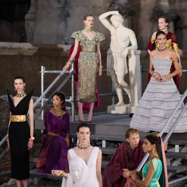 Ο οίκος Dolce&Gabbana παρουσίασε τη νέα Alta Moda συλλογή του σε ένα καθηλωτικό σκηνικό, με έμπνευση από την Αρχαία Ρώμη