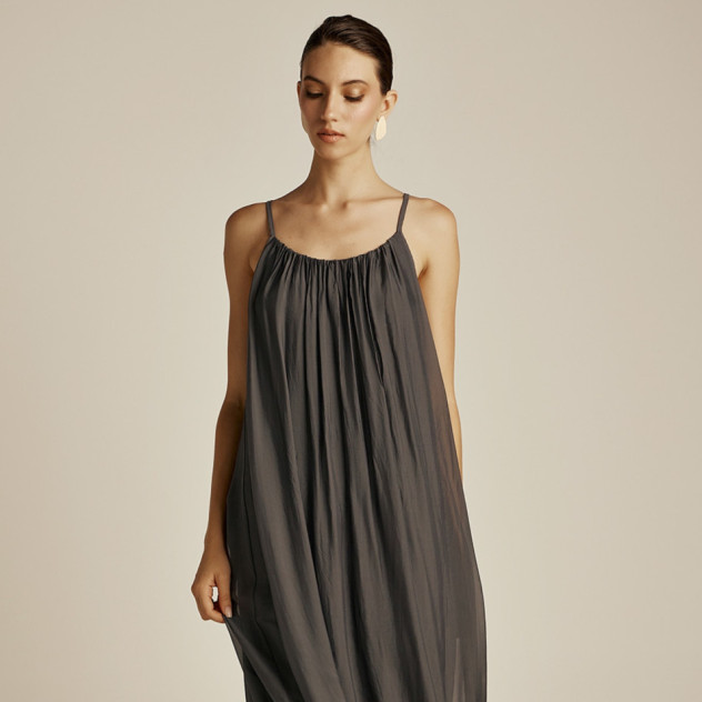 Minimal, effortless και απόλυτα σύγχρονο, αυτό το fashion brand επανασυστήνει την έννοια της αυθεντικής πολυτέλειας