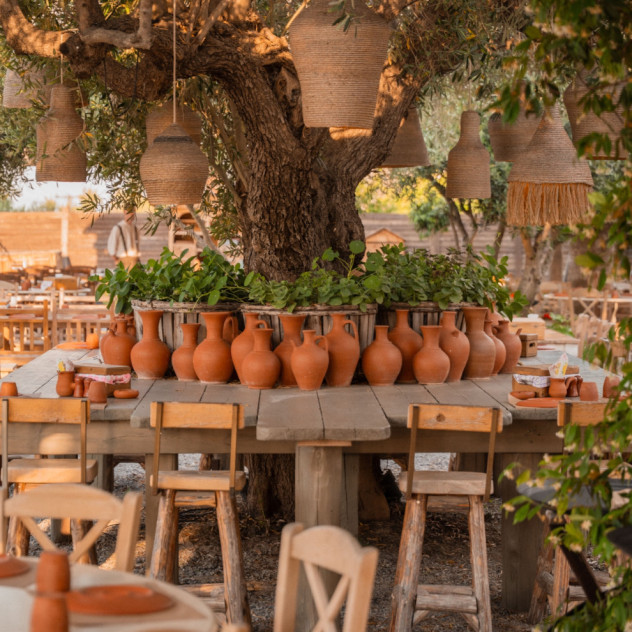 Παραδοσιακή κουζίνα, εποχικά υλικά και signature cocktails σε έναν κήπο στη Χαλκιδική που κρύβει ιστορίες 