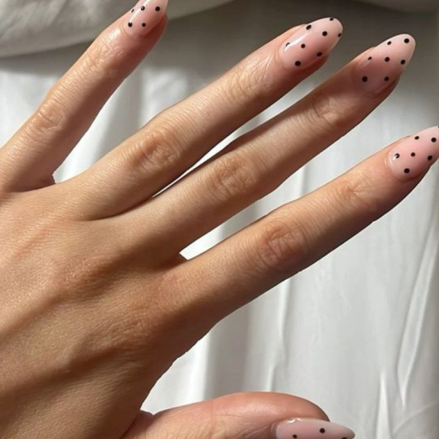 Το polka dot μανικιούρ της Dua Lipa είναι η πιο hot τάση αυτήν τη στιγμή - Πώς να την υιοθετήσετε 