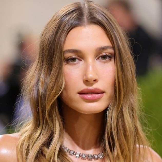 Contouring με καφέ μολύβι χειλιών; Κι όμως, η Hailey Bieber αποδεικνύει ότι γίνεται