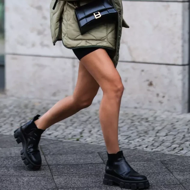Τα πρώτα flat boots που αξίζουν μια θέση στη shopping list σας