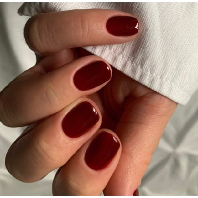 Τα burgundy nails θα δείχνουν καλύτερα από ποτέ με αυτούς τους χρωματικούς συνδυασμός