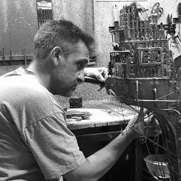 SKG Stories: Τα επιβλητικά καράβια του Παναγιώτη Πουγαρίδη «ρίχνουν άγκυρα» στις Βιτρίνες Τέχνης ΟΤΕ