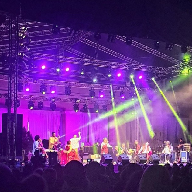 Thessaloniki Backstage Stories: Ο Σταμάτης Κραουνάκης αποκλειστικά στο GLOW.GR λίγα λεπτά πριν βγει στη σκηνή της Μονής Λαζαριστών