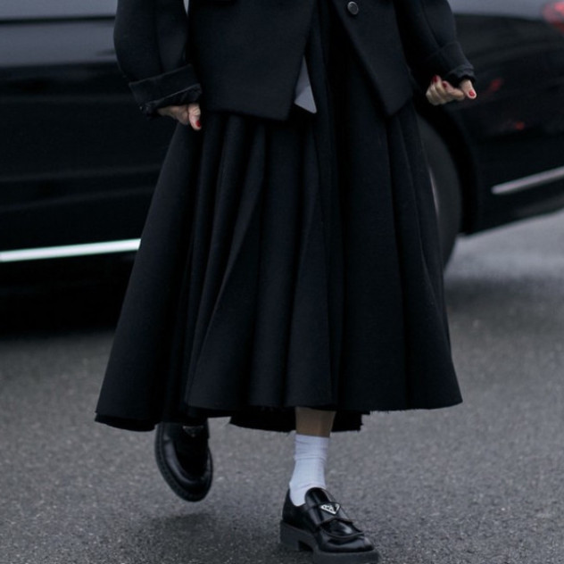 Ένα ζευγάρι μαύρα loafers είναι το μόνο σχέδιο που χρειάζεται η fall collection σας