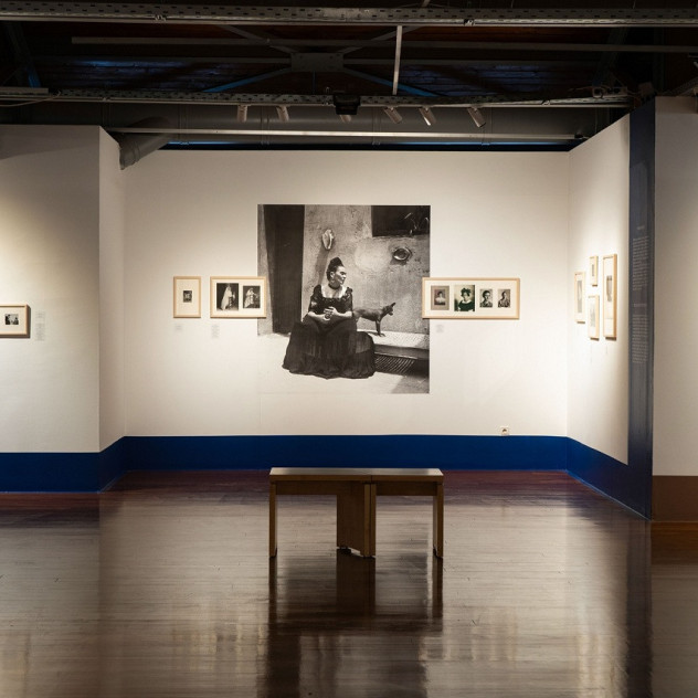 Frida Kahlo - Her Photos: Ξεναγηθήκαμε πρώτοι στη μεγάλη έκθεση του ανανεωμένου MOMus-Μουσείο Φωτογραφίας και ανακαλύψαμε τις μέχρι τώρα κρυφές πτυχές της εμβληματικής καλλιτέχνιδας