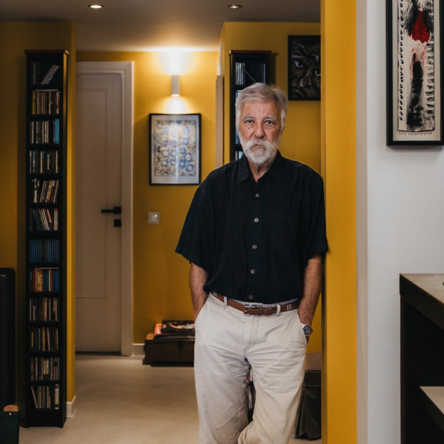SKG Stories: Ο Άρις Γεωργίου και η ακλόνητη αίσθηση του «ανήκειν» στη Θεσσαλονίκη, με αφορμή τη νέα του έκθεση στο Γαλλικό Ινστιτούτο