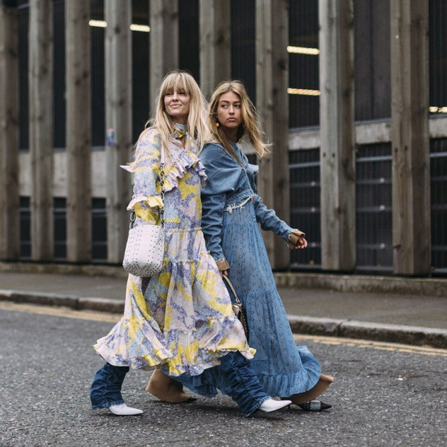 Dresses Over Jeans: Το απόλυτο trend της σεζόν και πώς να το απογειώσετε  Dresses Over Jeans: Το απόλυτο trend της σεζόν και πώς να το απογειώσετε