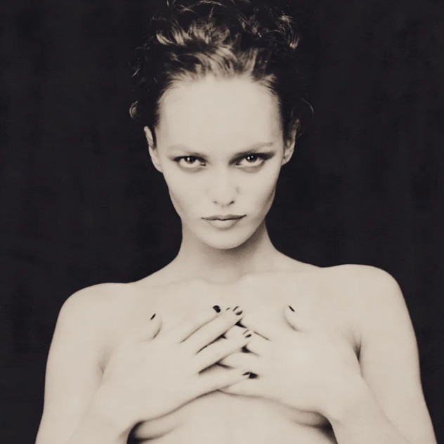 Vanessa Paradis: Η πιο διαχρονική μούσα της Γαλλίας αποκαλύπτεται μέσα από τον φακό σε μία μοναδική έκθεση στο Παρίσι