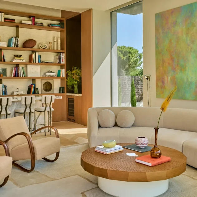 Άπλετο φως, εκλεπτυσμένο design και μια πλούσια παλέτα χρωμάτων συνθέτουν αυτήν την κατοικία στη Μαδρίτη