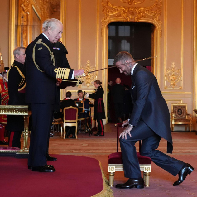 Ο David Beckham τιμήθηκε με το χρίσμα του ιππότη από τον Βασιλιά Κάρολο στο παλάτι του Windsor