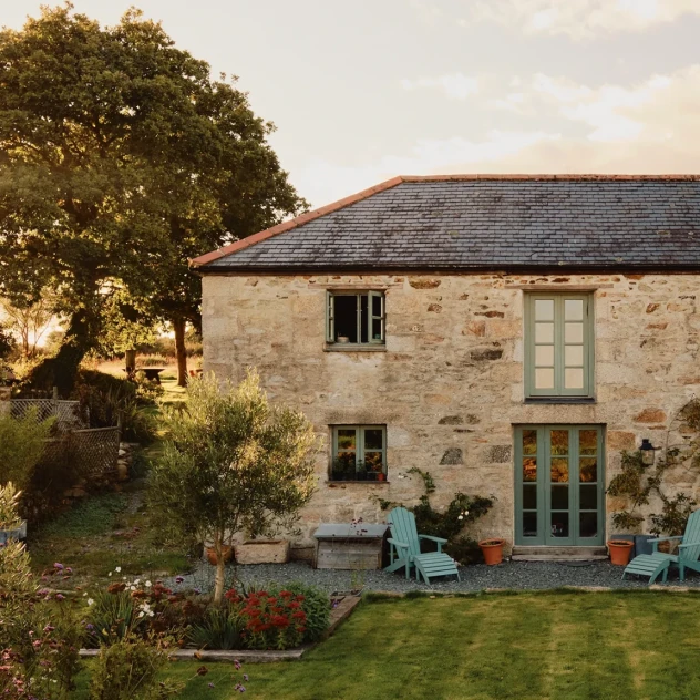 Ένας παλιός αχυρώνας στην Κορνουάλη μετατράπηκε σε μια οικογενειακή κατοικία γεμάτη αντίκες