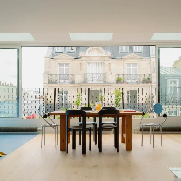 Αυτό το διαμέρισμα σε διατηρητέο κτήριο του Παρισιού υμνεί τα χρώματα και το σύγχρονο σχέδιο