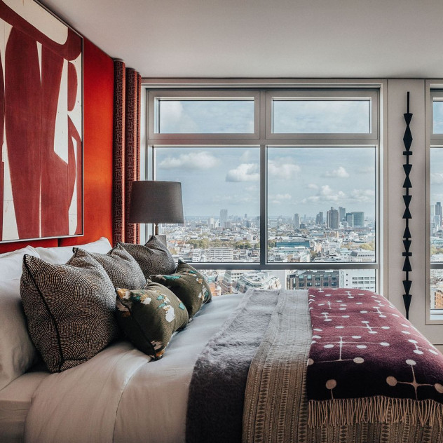 Μια κατοικία στο Centre Point του Λονδίνου μεταμορφώνει τον μπρουταλισμό σε έναν ύμνο χρώματος και τέχνης 