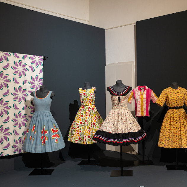 Η άγνωστη πλευρά του Andy Warhol: Η έκθεση που συνδυάζει τα υφάσματα με την Pop Art