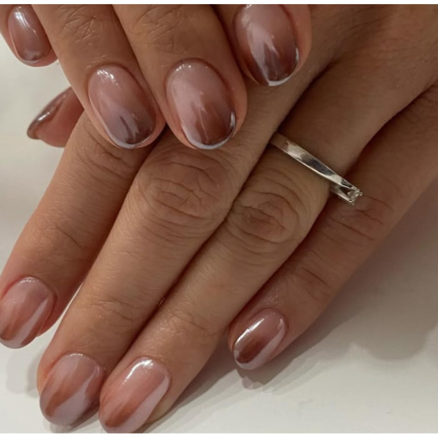 Nail trend alert: Η Sydney Sweeney μας απέδειξε ότι μπορούμε να πετύχουμε ένα εντυπωσιακό manicure... με σκιά ματιών