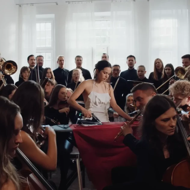 Η Rosalía κυκλοφόρησε το νέο της τραγούδι, Berghain, με ένα video clip που εντυπωσιάζει και styling που ξεχωρίζει