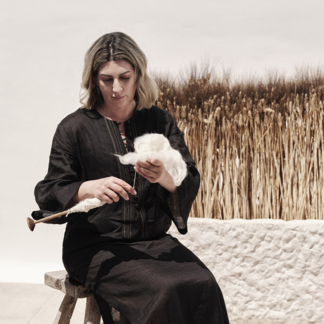 Η δημιουργός Φαίη Χατζή ξεδιπλώνει την τέχνη του αργαλειού, αποδεικνύοντας ότι το παρελθόν είναι άρτια συνυφασμένο με το παρόν