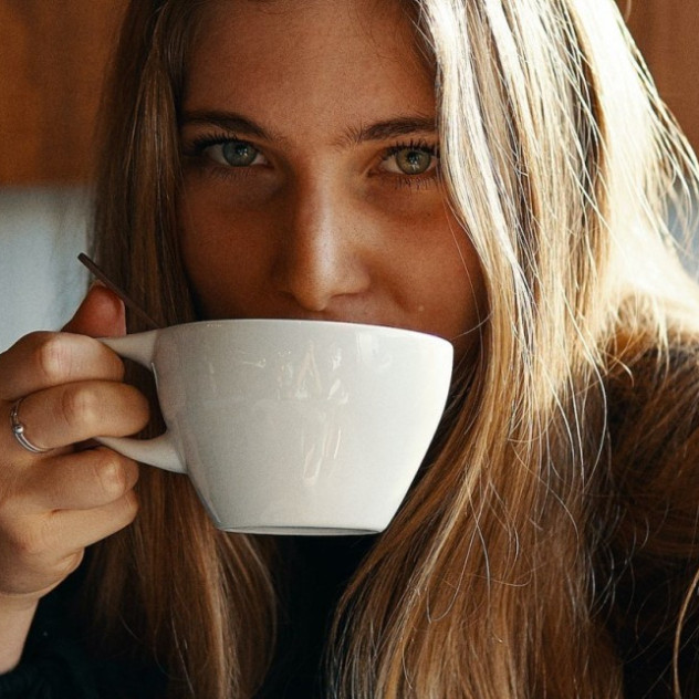 Μήπως η καθημερινή κατανάλωση matcha latte επηρεάζει τα μαλλιά σας περισσότερο από όσο νομίζετε;