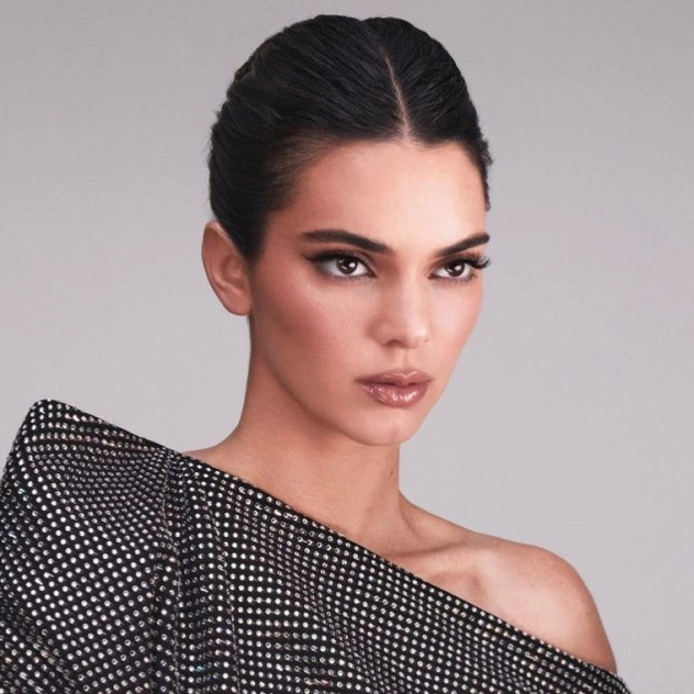 Eyeshadow Layering: Πώς να πειραματιστείτε με διαφορετικές υφές σκιών για τα πιο εντυπωσιακά looks