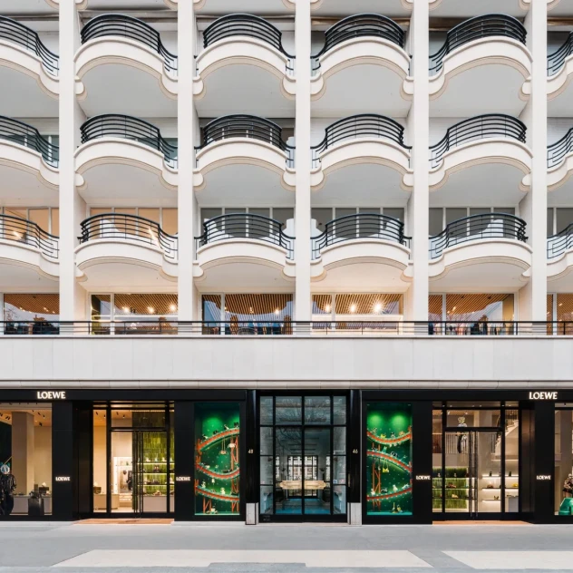 Στη θρυλική Avenue Montaigne του Παρισιού, δεσπόζει το εντυπωσιακό νέο flagship του οίκου Loewe
