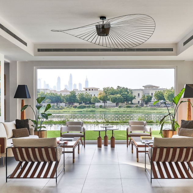 Ένα σπίτι σε μία λίμνη του Ντουμπάϊ με εντυπωσιακή θεά και τροπική διακόσμηση