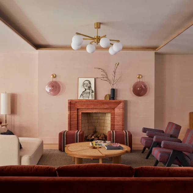 Ένα πολύχρωμο loft στο Manhattan αποτελεί σύγχρονη ωδή στη ρομαντική κομψότητα