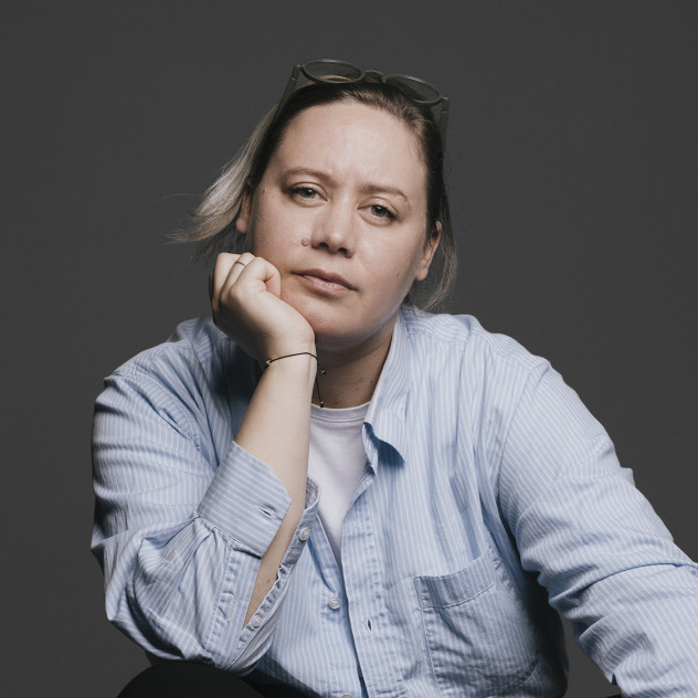 H βραβευμένη συγγραφέας και ηθοποιός Rene Karabash συζητά μαζί μας για το φύλο, την παράδοση και τον αγώνα για αυθεντικότητα