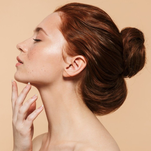 Oι κινήσεις που «σβήνουν» χρόνια από τον λαιμό σας 