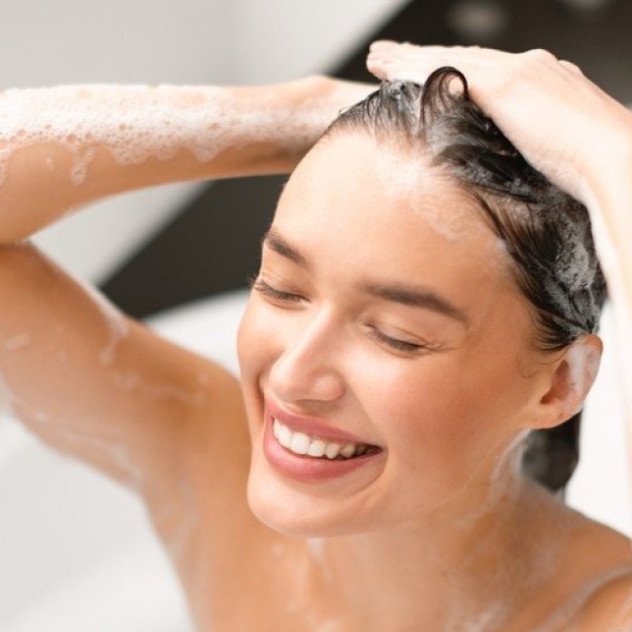 Η νέα viral ιαπωνική τεχνική που υπόσχεται να αλλάξει ριζικά τον τρόπο που λούζεστε 