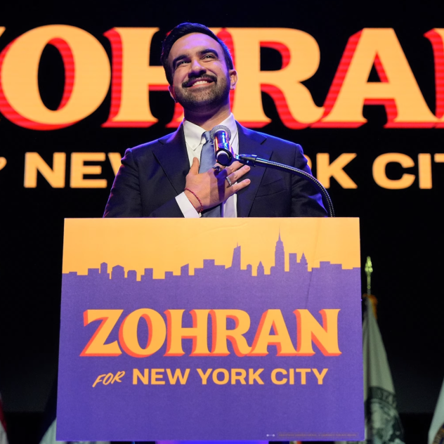 Ποιος είναι ο Zohran Mamdani, ο νέος και πρώτος μουσουλμάνος δήμαρχος που θα αλλάξει τη σύγχρονη πορεία της Νέας Υόρκης;