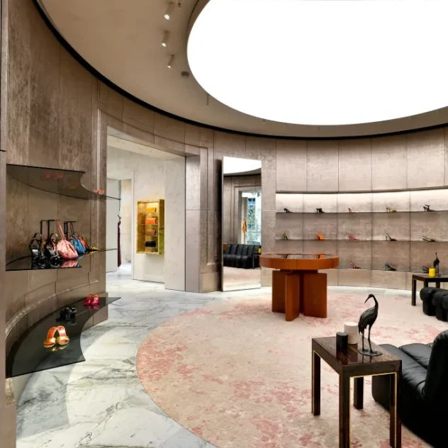 O οίκος Saint Laurent ανοίγει τις πόρτες της νέας εντυπωσιακής boutique της στην εμβληματική Avenue Montaigne του Παρισιού