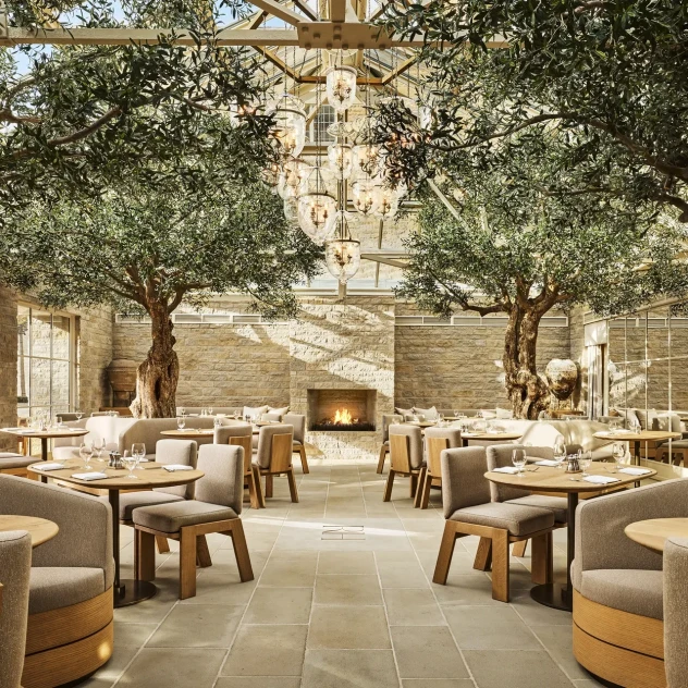 Μια ματιά στον νέο χώρο του RH England στο εμβληματικό Aynho Park, όπου η υψηλή γαστρονομία συναντά το design