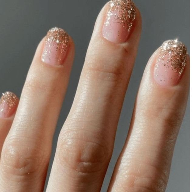 Glitter is the new Nude: Πώς να υιοθετήσετε το πιο festive μανικιούρ που θα τραβήξει τα βλέμματα 