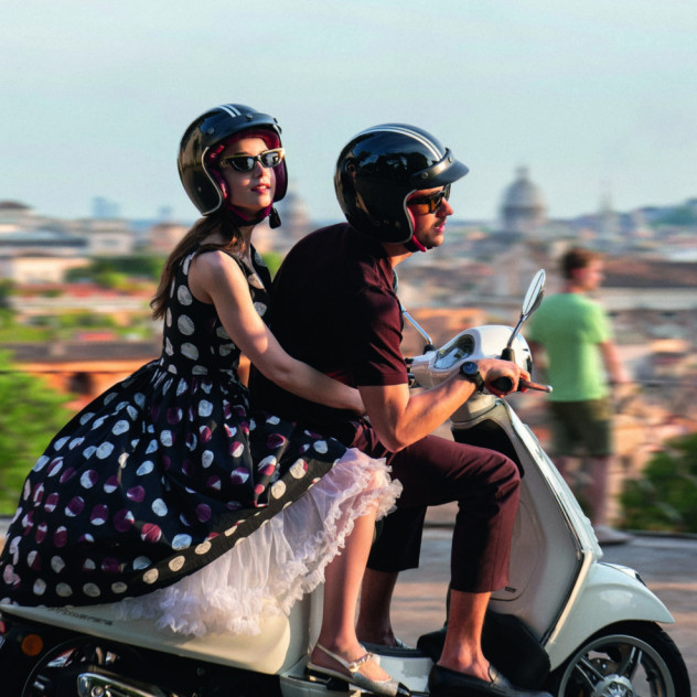 Emily in Paris: The Fashion Guide - Ένα βιβλίο αφιερωμένο στο iconic στιλ της αγαπημένης πρωταγωνίστριας με την υπογραφή της ενδυματολόγου της σειράς, Marylin Fitoussi