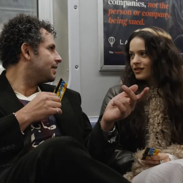 Η Rosalía στο μετρό της Νέας Υόρκης σε μία συνέντευξη με τον Kareem Rahma