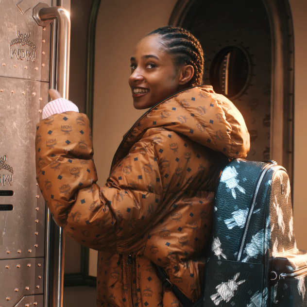 Μια νέα, άκρως fashionable καμπάνια μάς παρασύρει σε ένα φουτουριστικό ταξίδι προς τον «Πλανήτη των Γιορτών»