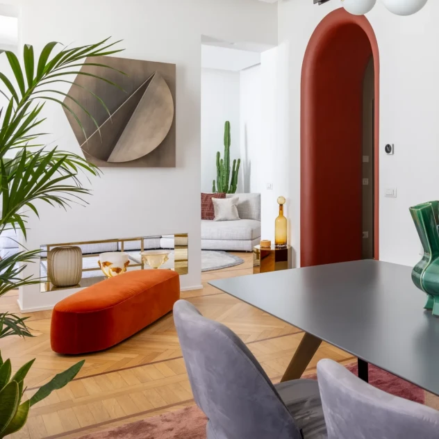 Ένα tailor-made διαμέρισμα στο Μιλάνο αποδεικνύει πως ο μινιμαλισμός μπορεί να είναι και πολύχρωμος