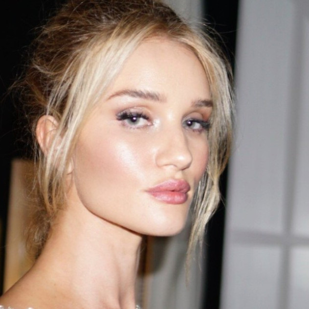 Τα Holographic Eyes είναι το πιο cool μακιγιάζ του χειμώνα